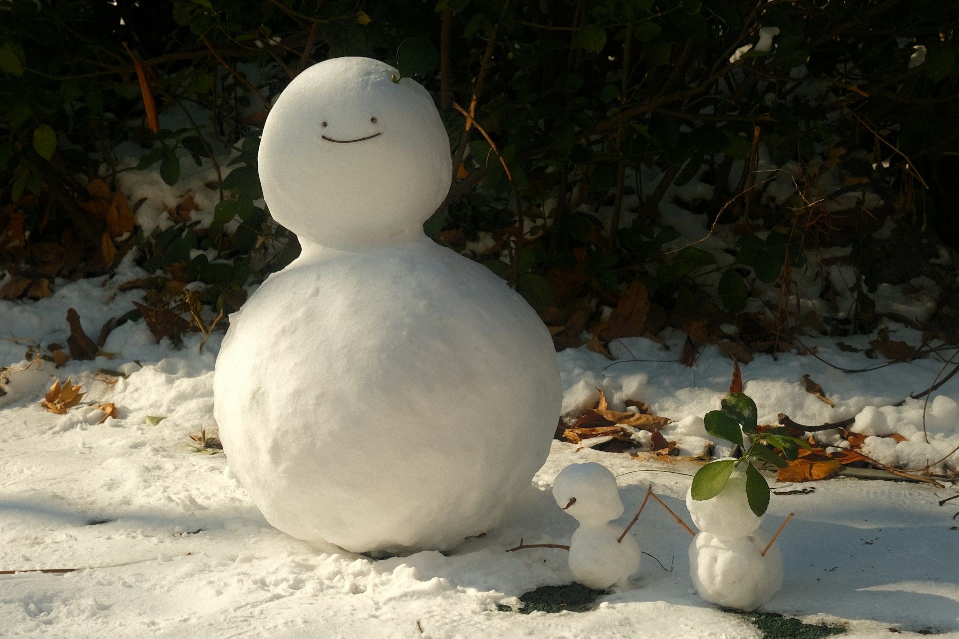 Cheerful snowman in winter scene representing community spirit and creative winter peer-to-peer fundraising campaigns